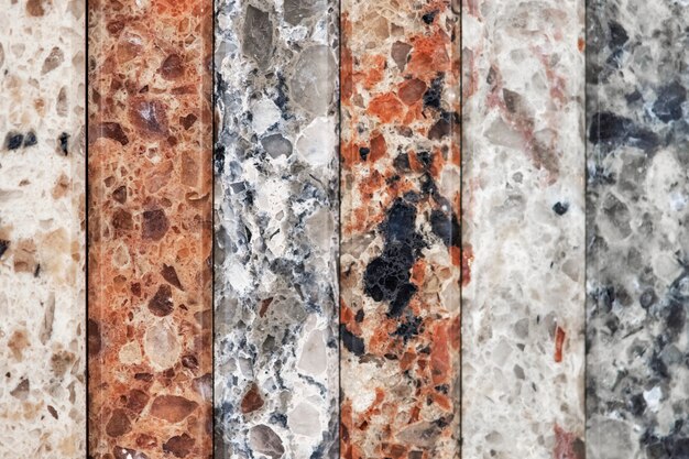 Lastre verticali colorate di marmo