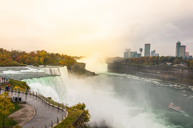 Lato americano delle cascate del Niagara durante l&#39;alba.