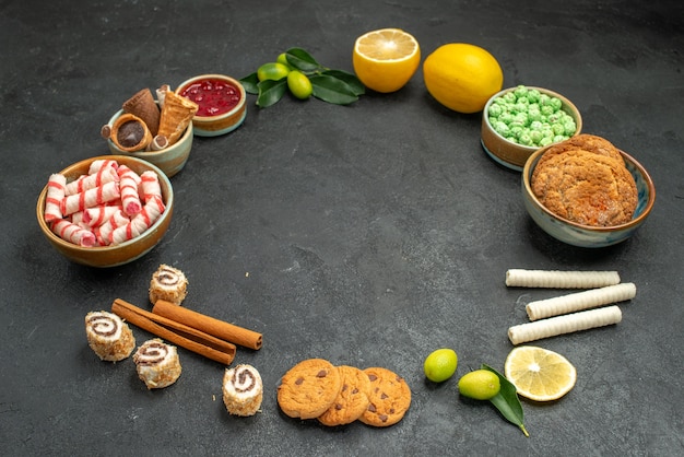 Lato vista ravvicinata dolci marmellata limoni biscotti dolci cialde