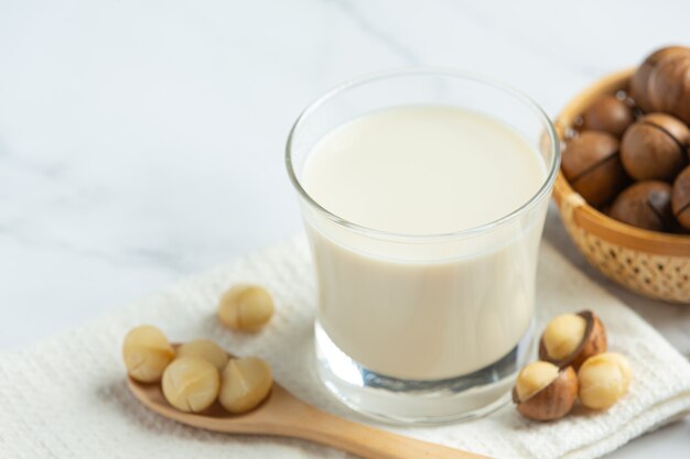 Latte bianco di macadamia pronto da servire