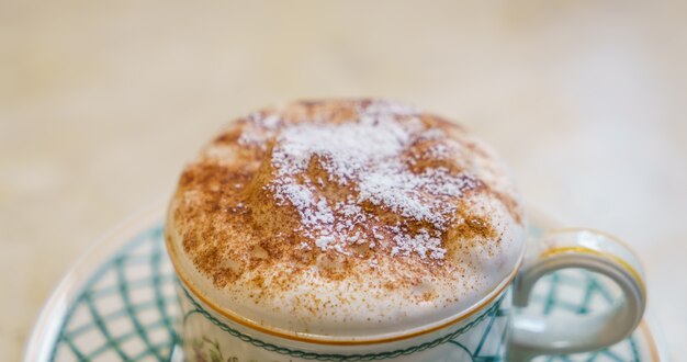 Latte caffè d&#39;arte sul tavolo di legno