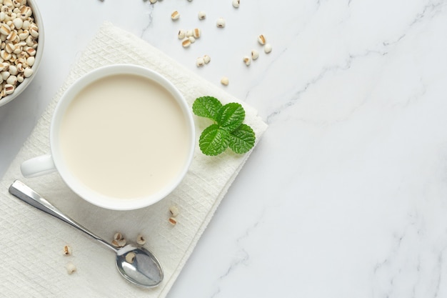 Latte di miglio in bicchiere pronto da servire