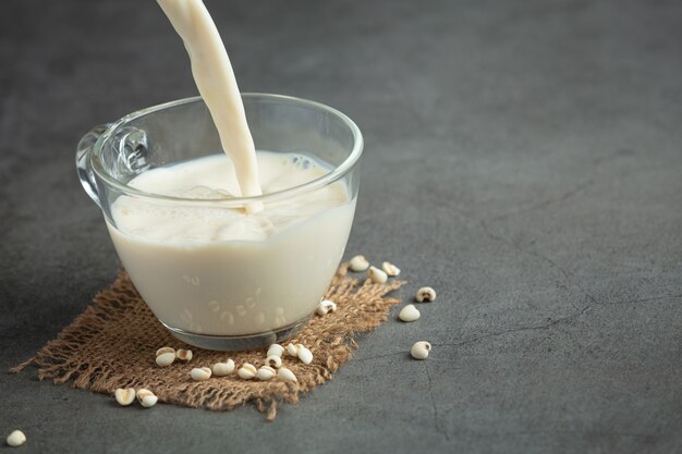 Latte di miglio in bicchiere pronto da servire