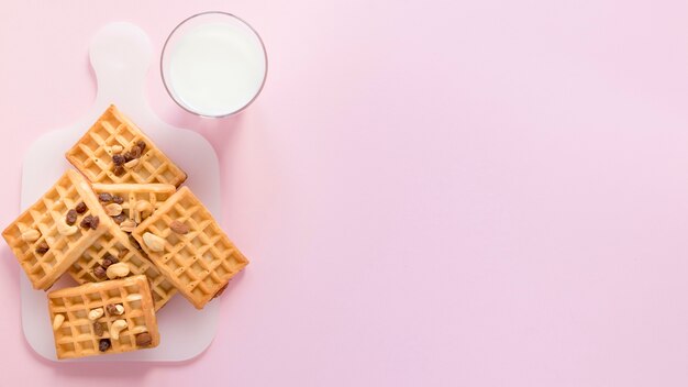 Latte e waffle con copia-spazio