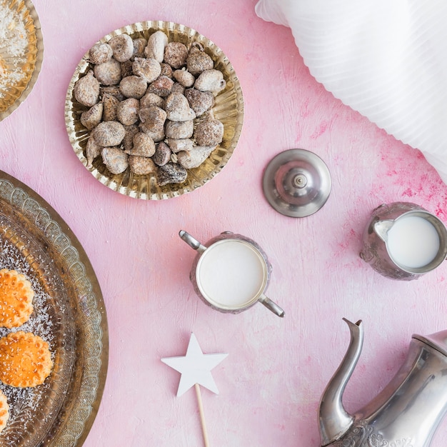 Latte e zucchero con dolci