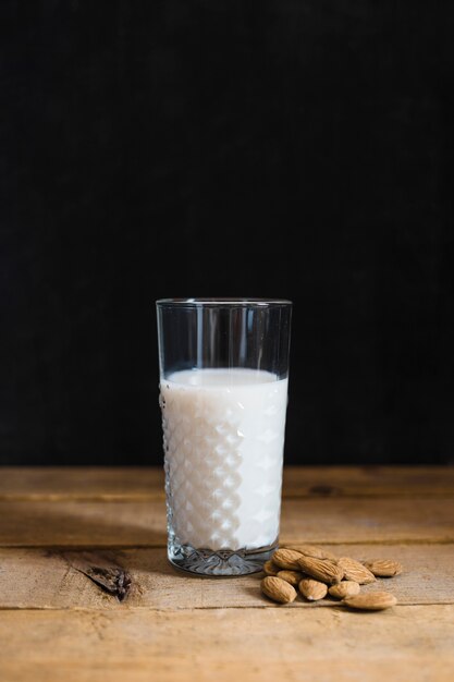 Latte in vetro con noci