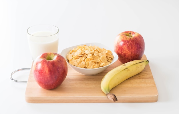 Latte, mela, banane e corn flakes