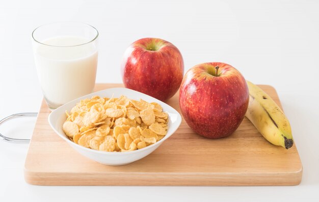 Latte, mela, banane e corn flakes