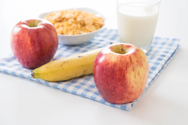 Latte, mela, banane e corn flakes