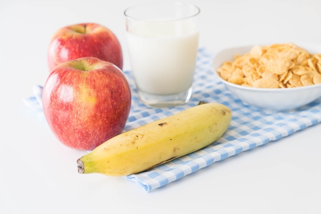 Latte, mela, banane e corn flakes