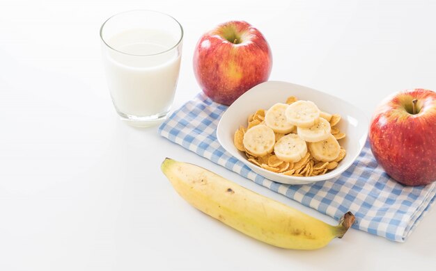 Latte, mela, banane e corn flakes