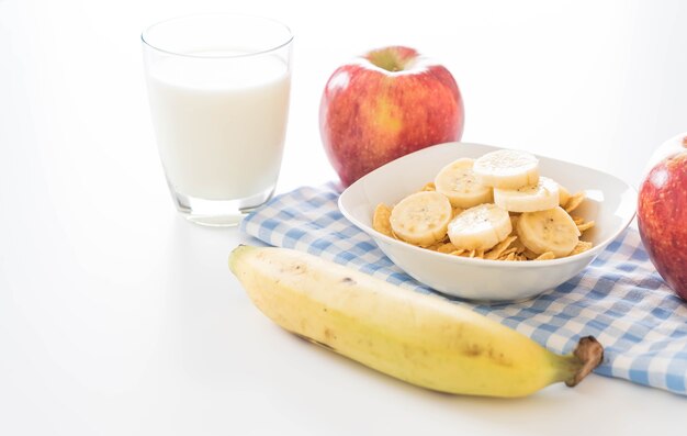 Latte, mela, banane e corn flakes