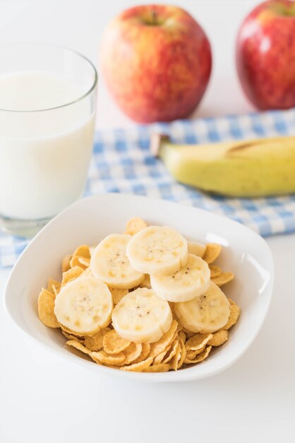 Latte, mela, banane e corn flakes