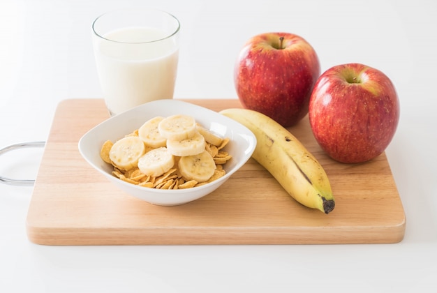 Latte, mela, banane e corn flakes