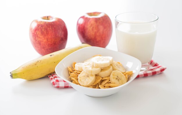 Latte, mela, banane e corn flakes