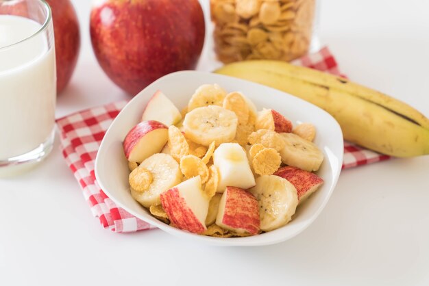 Latte, mela, banane e corn flakes