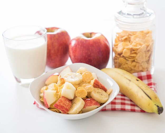 Latte, mela, banane e corn flakes