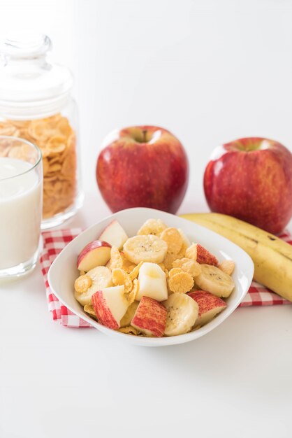 Latte, mela, banane e corn flakes