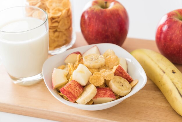 Latte, mela, banane e corn flakes