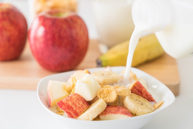 Latte, mela, banane e corn flakes