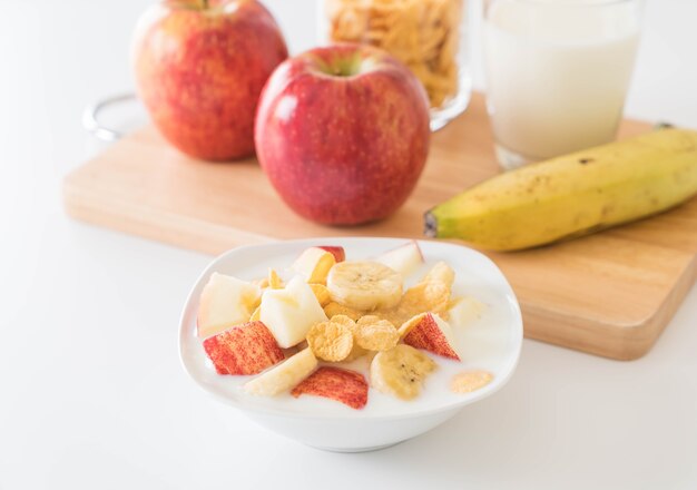 Latte, mela, banane e corn flakes