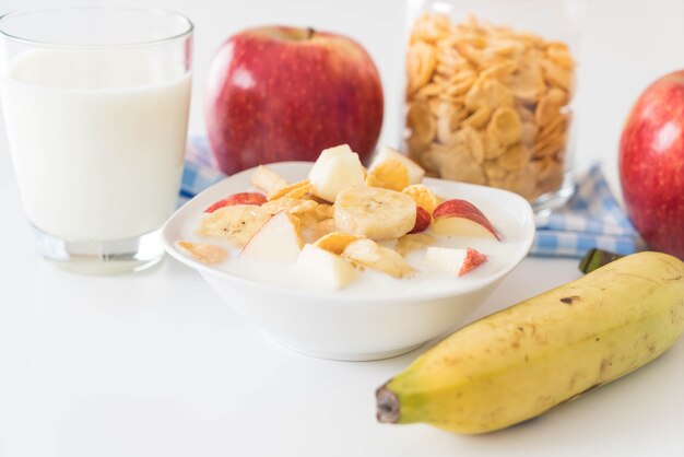 Latte, mela, banane e corn flakes