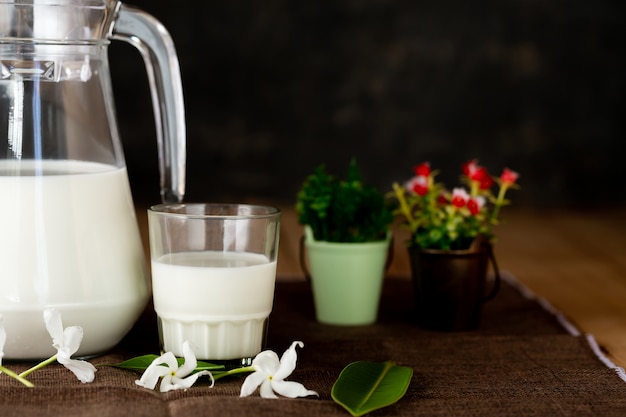 latte prodotti lattiero-caseari sani sul tavolo
