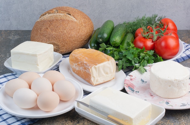 Latticini, pane e verdure per la colazione