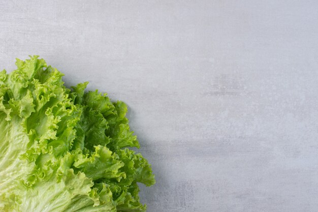 Lattuga verde fresca su fondo di marmo. Foto di alta qualità