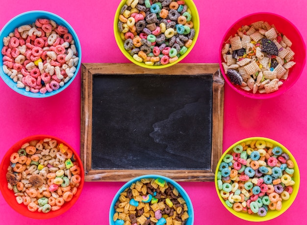 Lavagna con ciotole di cereali sul tavolo