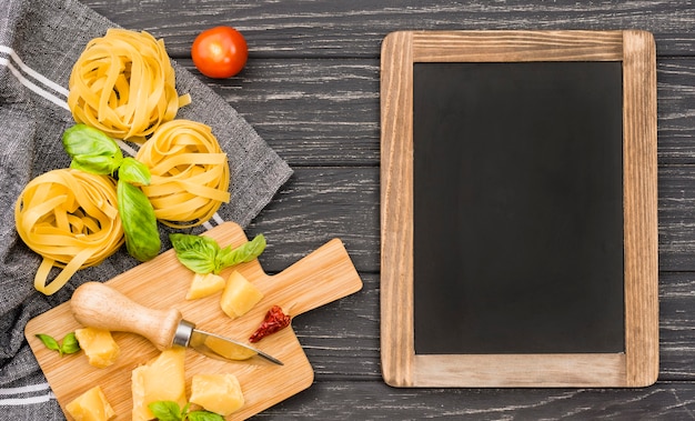 Lavagna con ingredienti di pasta