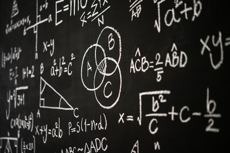 Foto gratuito lavagna inscritta con formule e calcoli scientifici