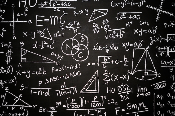 Foto gratuito lavagna inscritta con formule e calcoli scientifici