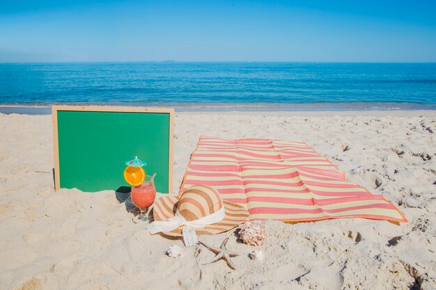 Lavagna vicino coperta di spiaggia