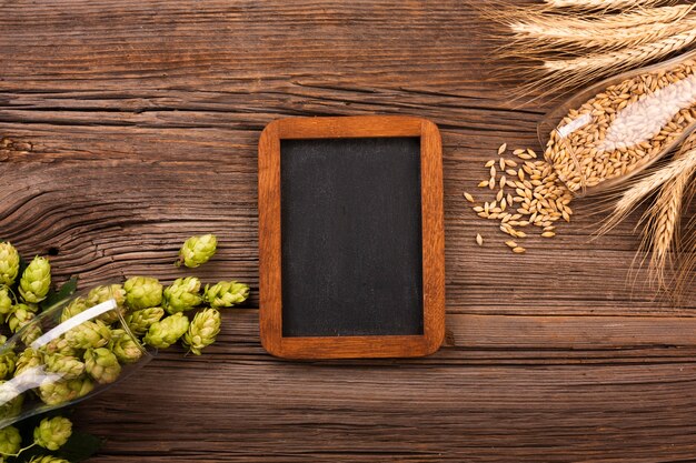 Lavagna vista dall'alto con ingredienti di birra