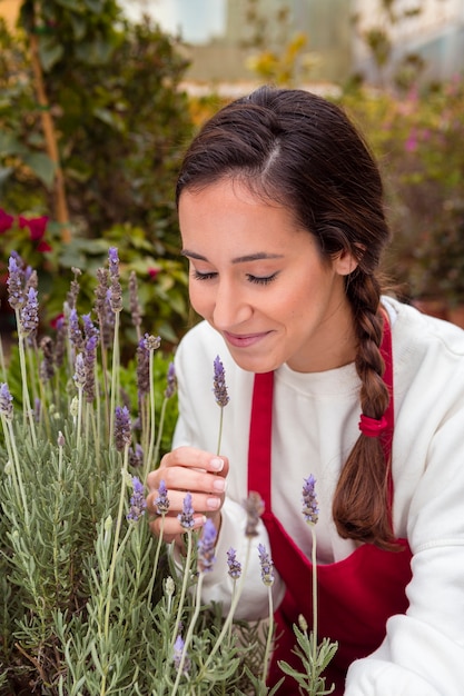 Lavanda sentente l'odore della donna in serra