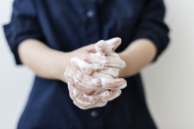 Lavarsi le mani con il sapone per prevenire la contaminazione da coronavirus