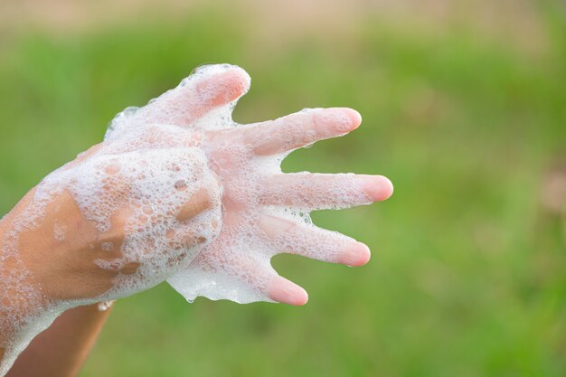 Lavarsi le mani con sapone per prevenire le malattie