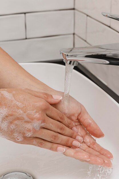 Lavarsi le mani strofinando con sapone e acqua corrente