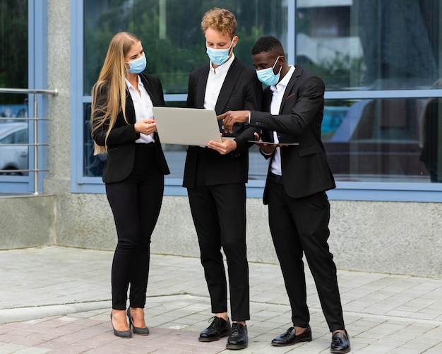 Lavorando durante il covid al concetto di ufficio