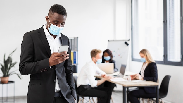 Lavorando durante il covid al concetto di ufficio