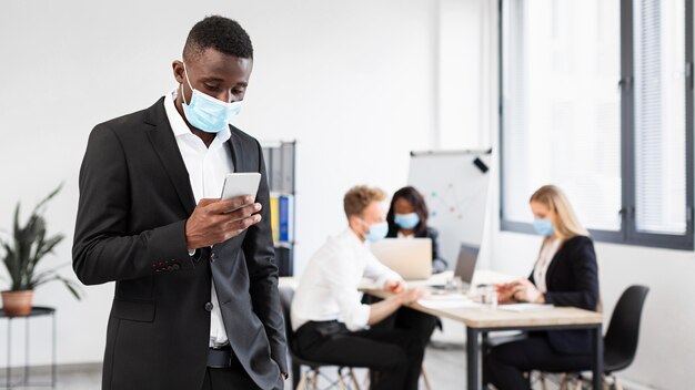 Lavorando durante il covid al concetto di ufficio