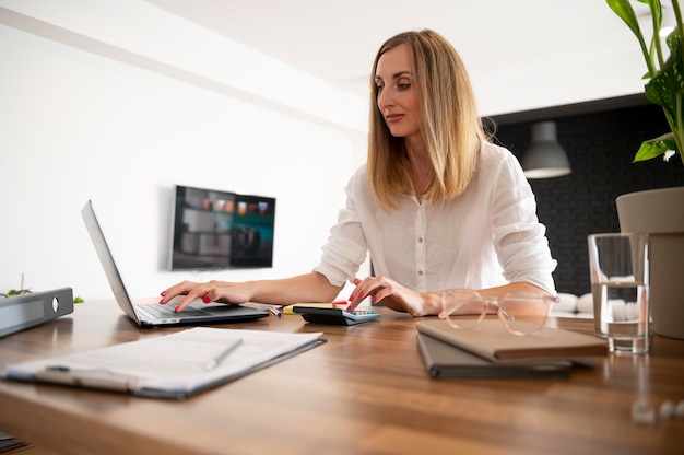 Lavorare da casa concetto di gestione del tempo