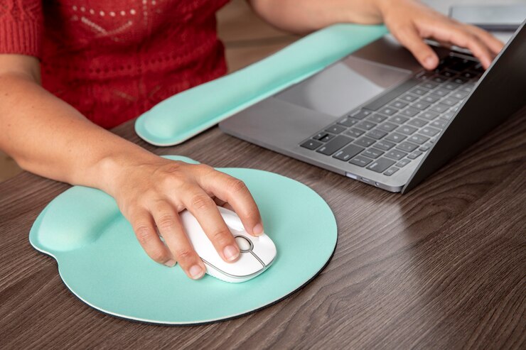 Foto gratuito lavorare da casa in una postazione di lavoro ergonomica