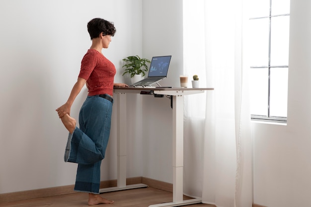 Lavorare da casa in una postazione di lavoro ergonomica