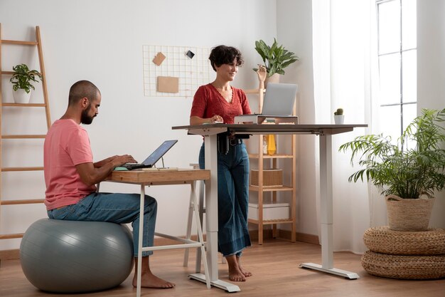 Lavorare da casa in una postazione di lavoro ergonomica