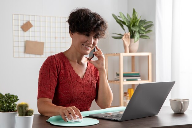 Lavorare da casa in una postazione di lavoro ergonomica