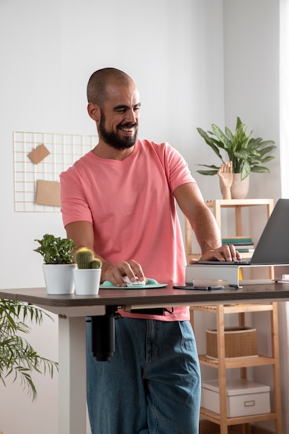 Lavorare da casa in una postazione di lavoro ergonomica