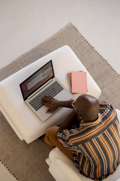 Lavorare da casa in una postazione di lavoro ergonomica