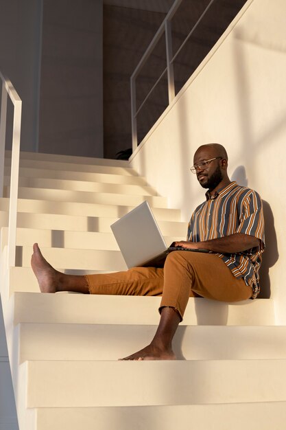 Lavorare da casa in una postazione di lavoro ergonomica